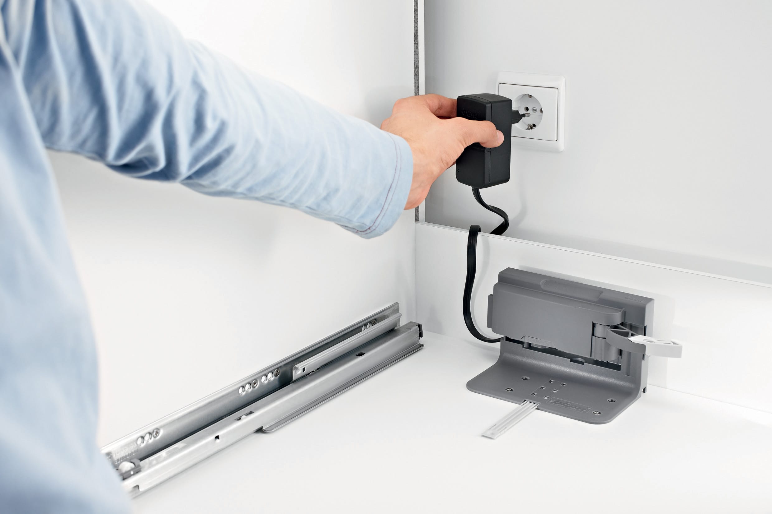 SERVO-DRIVE uno | Single Touch Handleless Pull-Out Solution | Blum