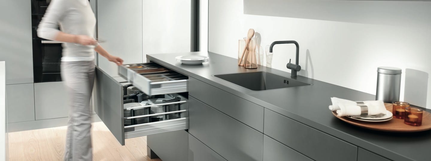 Різноманітні варіанти використанн шухляд TANDEMBOX plus в кухонних меблях, висока та внутрішня шухляди