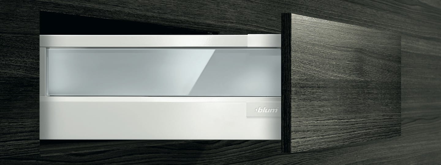 Висувна система / шухляда / ящик з прямокутними релінгами TANDEMBOX antaro від Blum – лаконічний дизайн та багато варіантів використання на кухні, у ванні чи вітальні