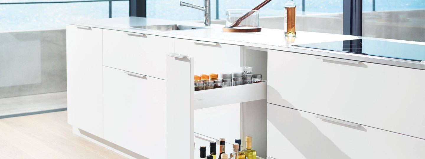 Узкий шкаф от Blum позволяет эффективно использовать даже небольшое полезное пространство