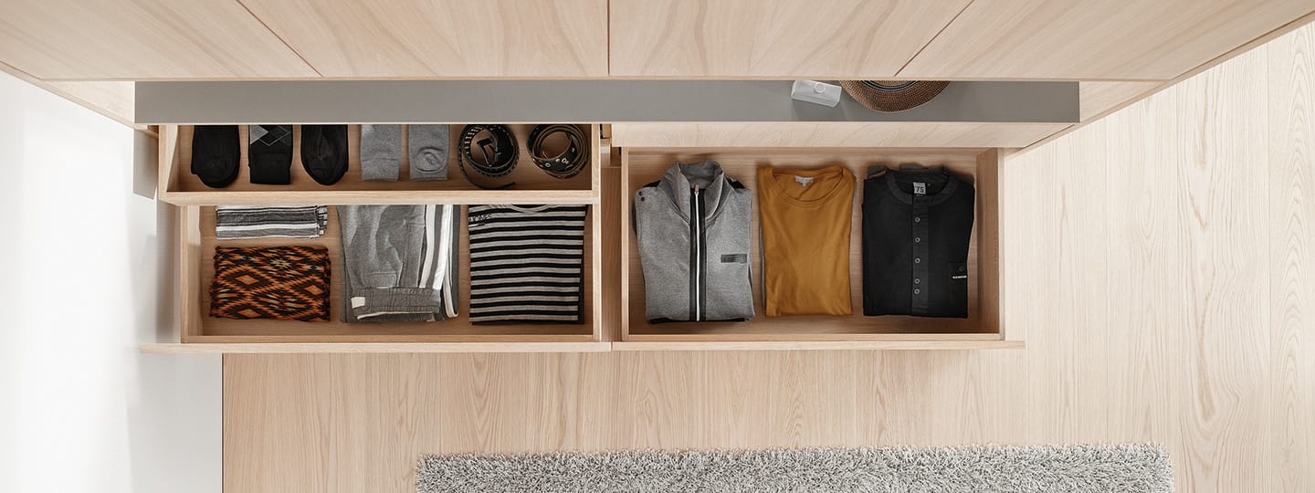 Деревянные ящики с системой направляющих Blum в шкафу для одежды