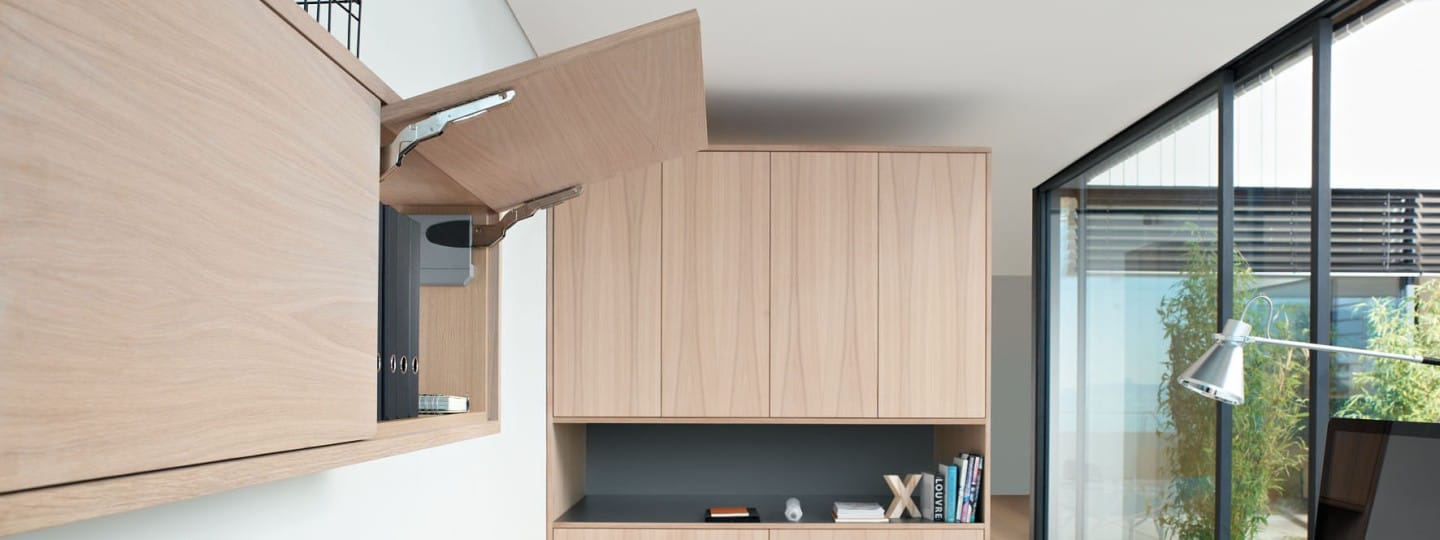 Le système pour porte relevable AVENTOS HK est idéale pour les meubles hauts de dimension moyenne