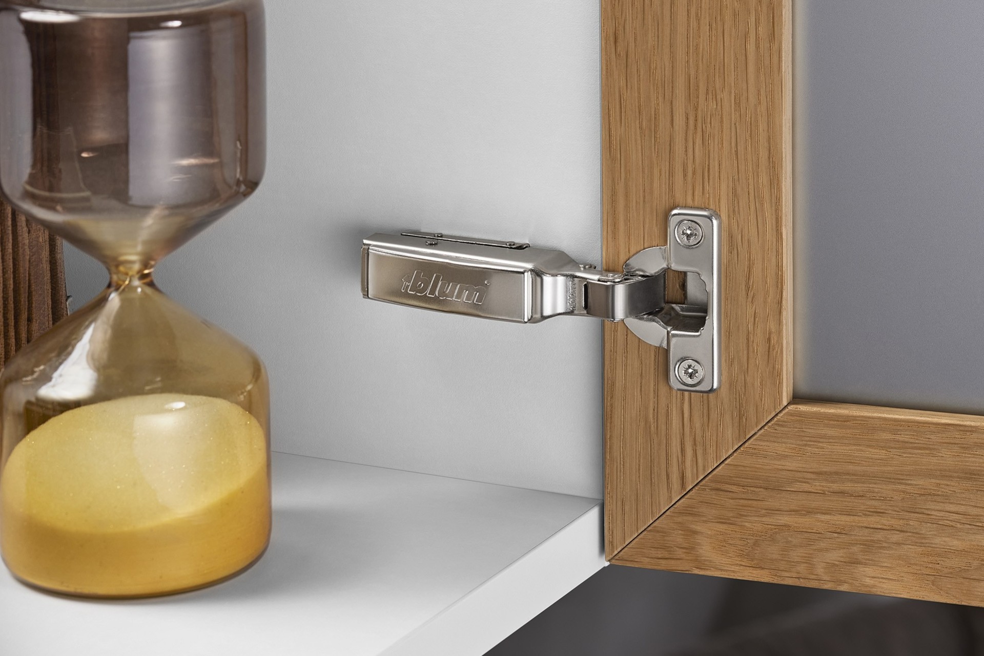 Petli Dlya Mebelnyh Fasadov Clip Top Blum