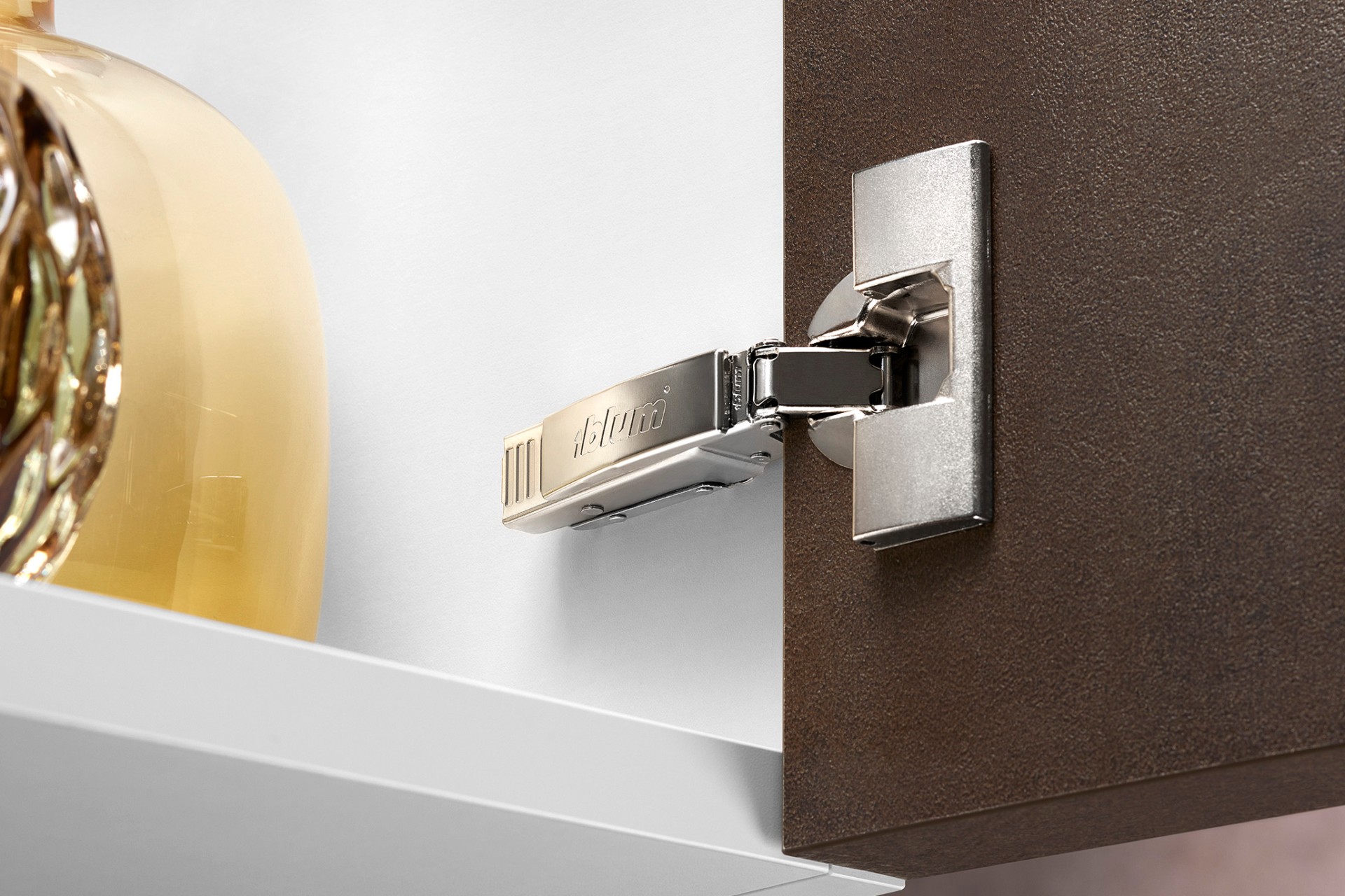 Petli Dlya Mebelnyh Fasadov Clip Top Blum