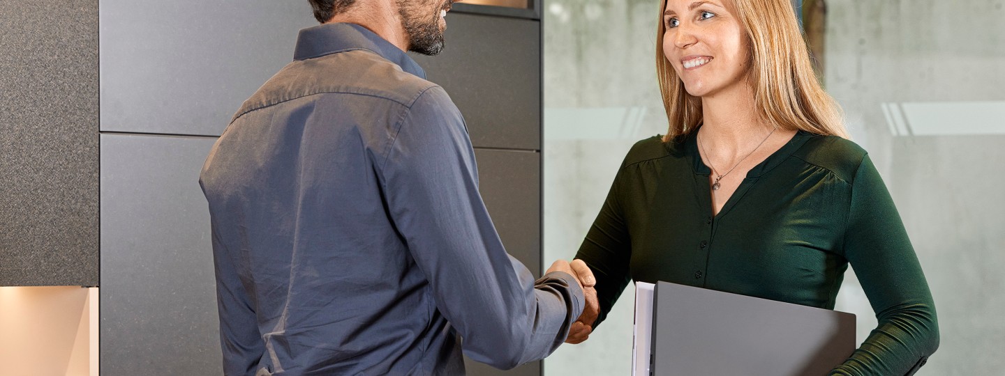 In a face-to-face conversation, a Blum expert advises a customer.