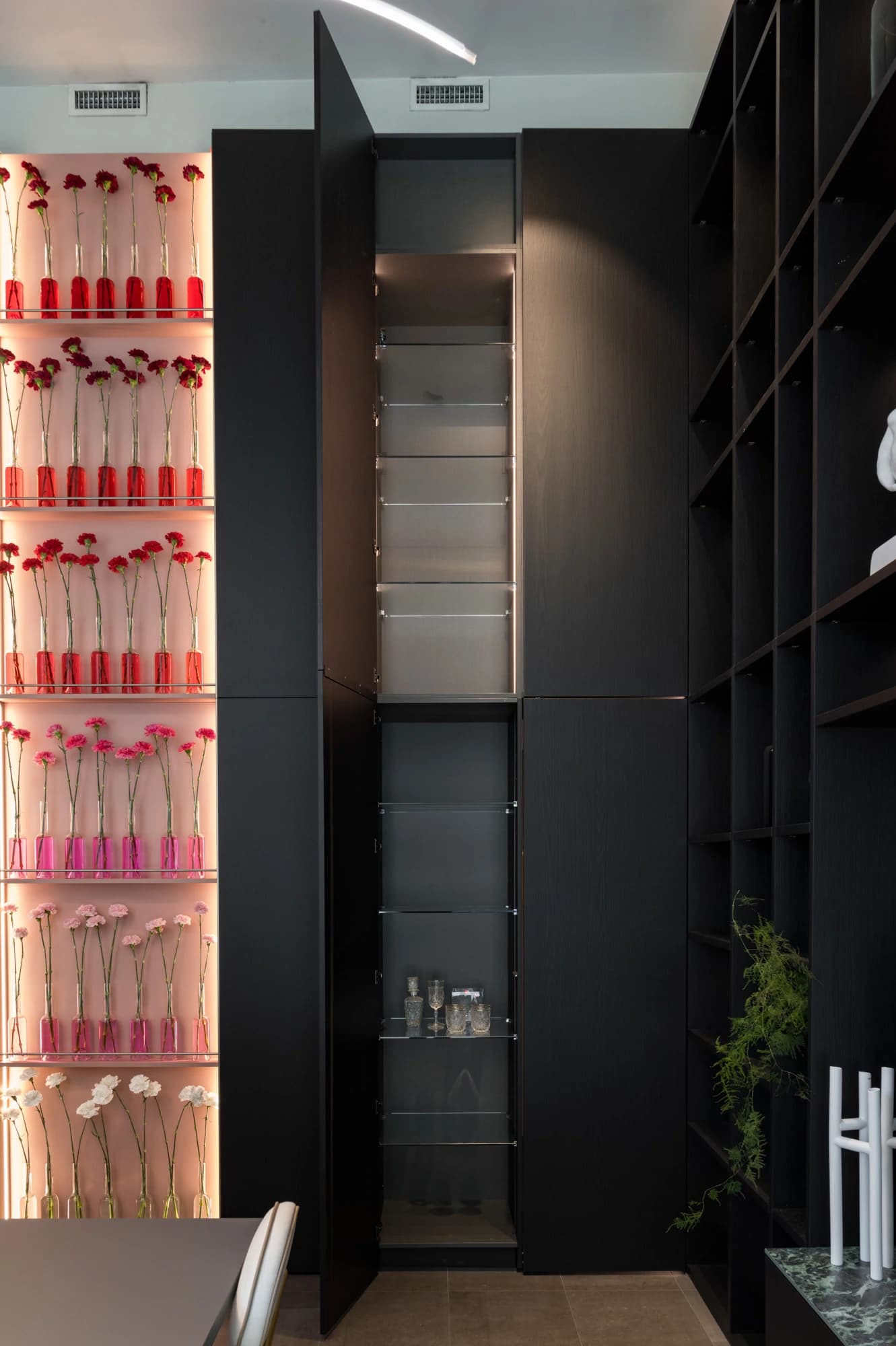 Implemented with CLIP top BLUMOTION in onyx black Seen at ARAN Cucine