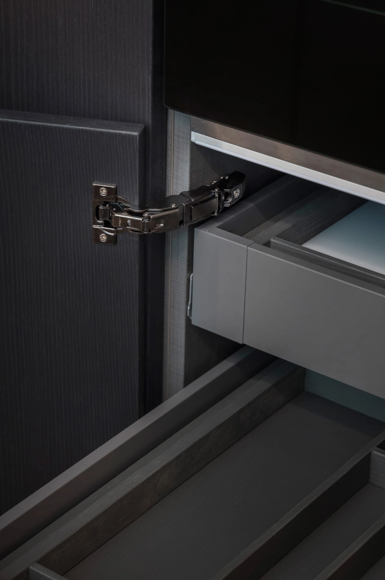 Implemented with CLIP top BLUMOTION in onyx black Seen at ARAN Cucine
