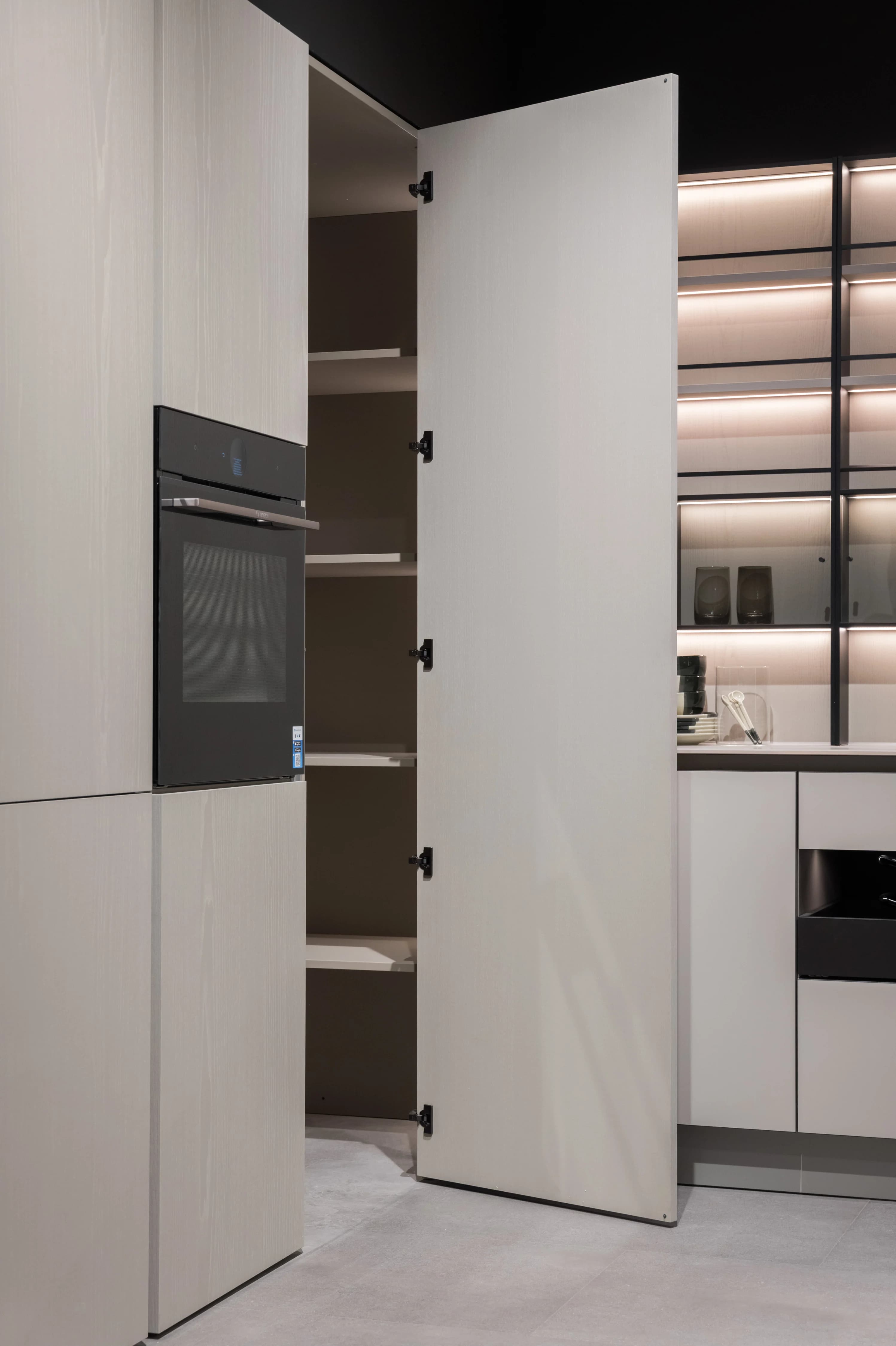 Implemented with CLIP top BLUMOTION in onyx black Seen at CUCINE LUBE