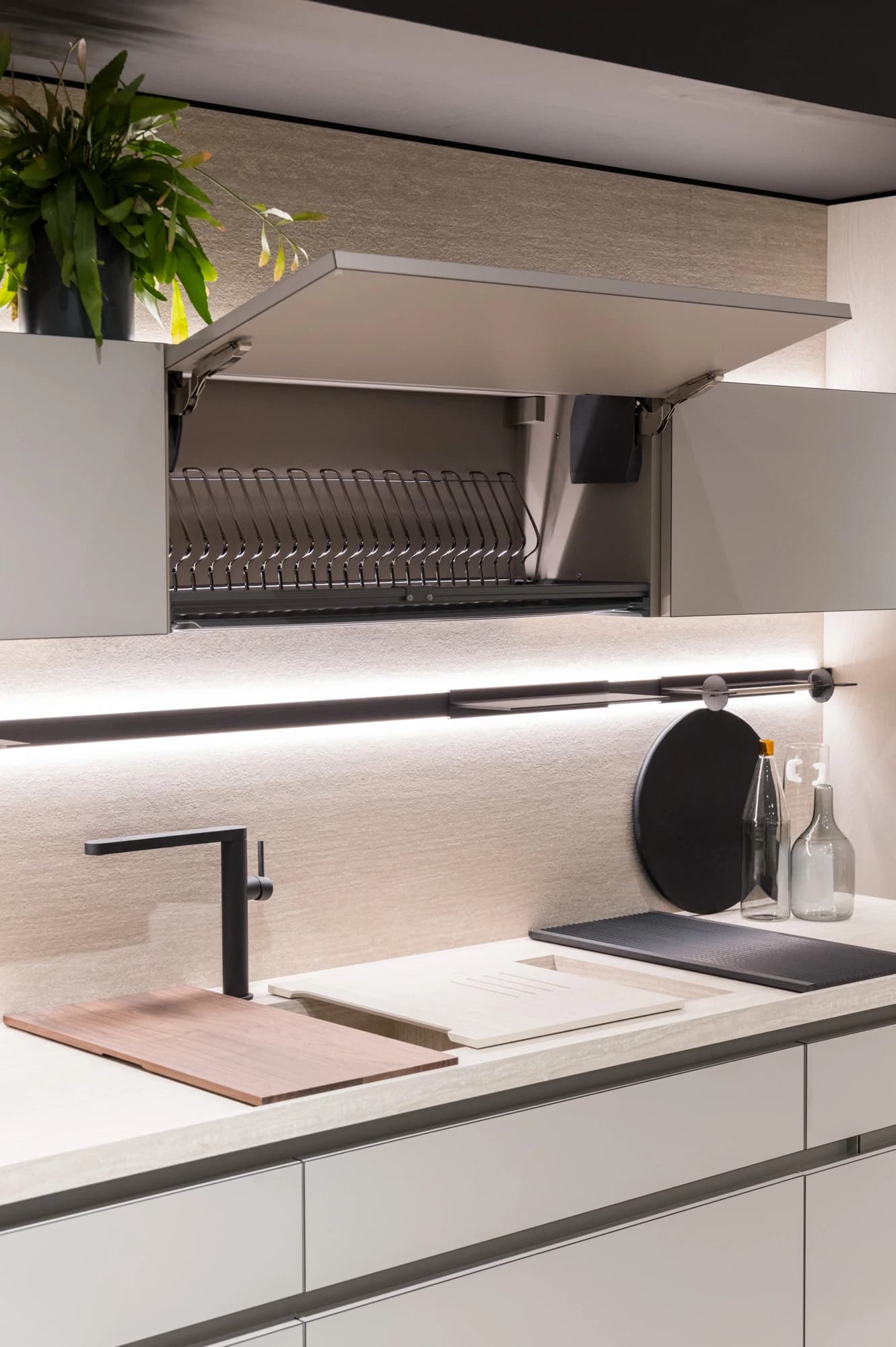 Implemented with AVENTOS HK-S Seen at CUCINE LUBE