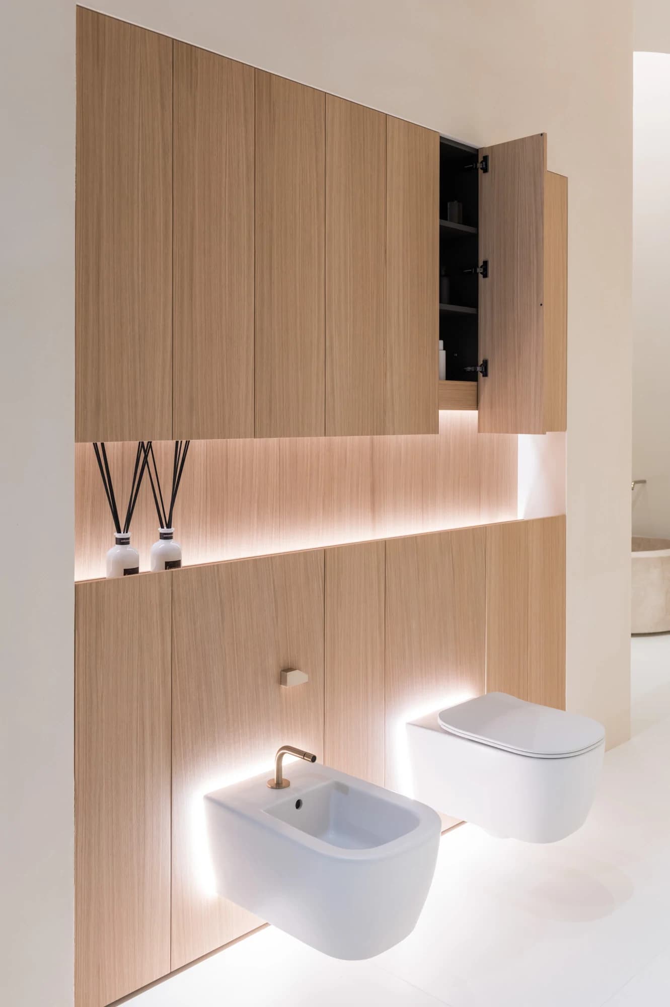 Implemented with CLIP top BLUMOTION in onyx black Seen at Antonio Lupi Design