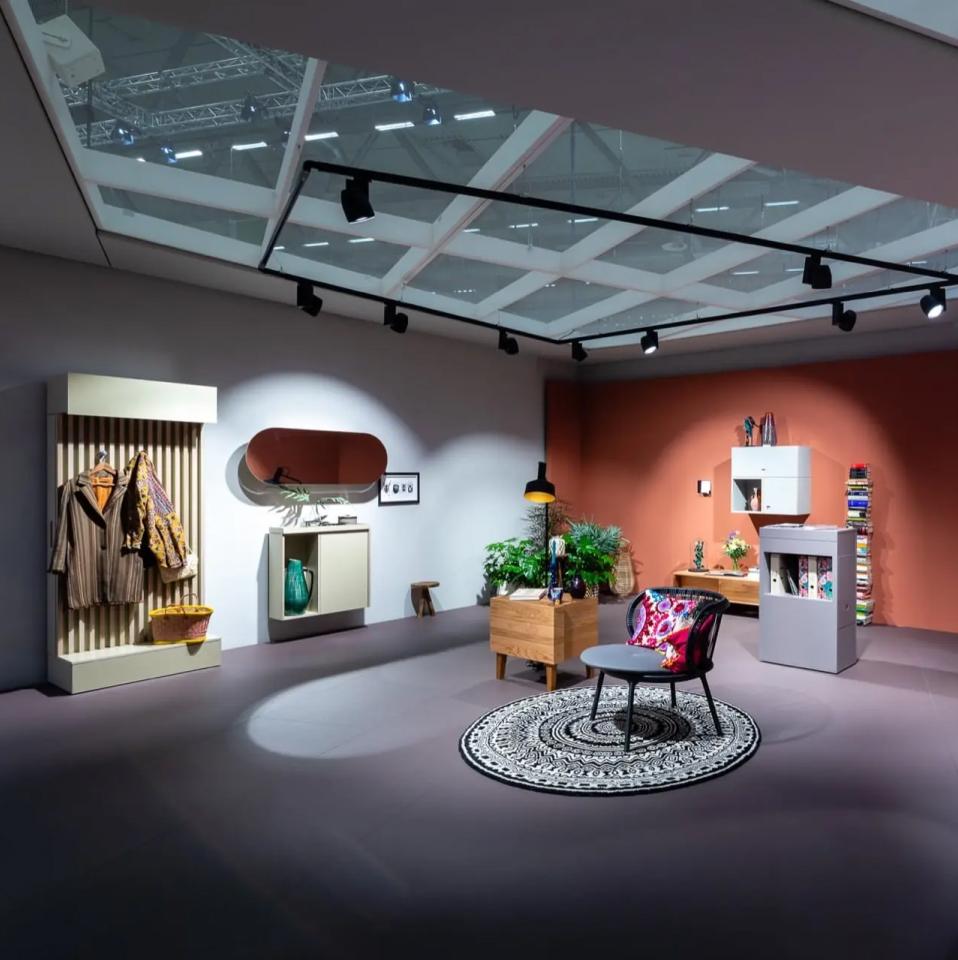 interzum 2023 展会期间，Blum 百隆展位上的“For functional living”区域，其中展示各种精心设计的家具。