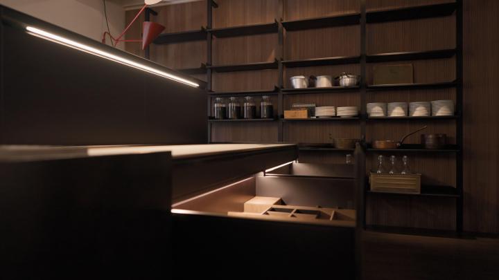 Un mueble de feria con módulos extraíbles iluminados en Eurocucina 2022.