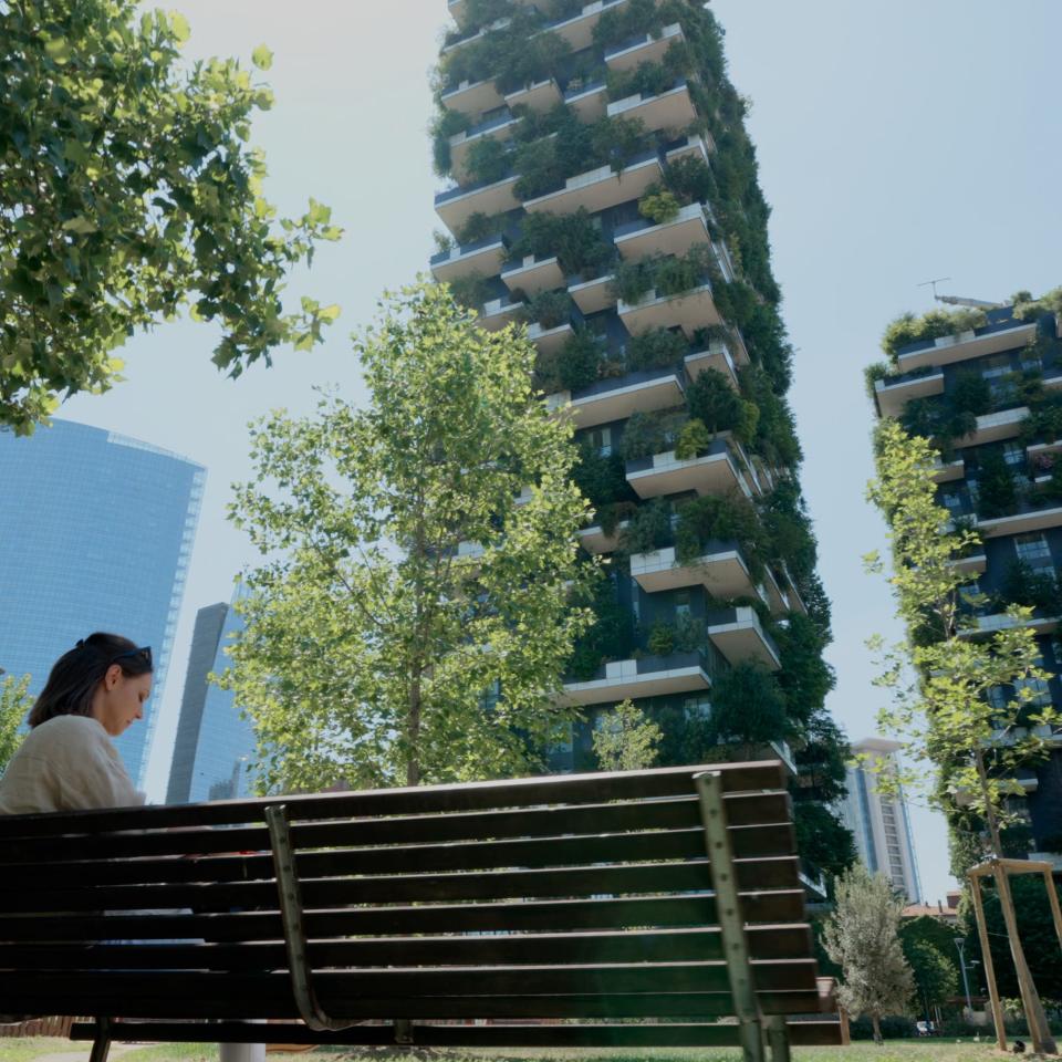 O complexo Bosco Verticale, dois arranha-céus em Milão com fachadas verdes.