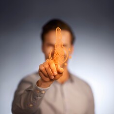 Un homme touche une clé numérique pour accéder au monde de services Blum.