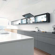 Système pour porte relevable pivotante AVENTOS HK Blum