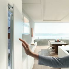 Système d'ouverture électrique SERVO-DRIVE flex de Blum pour réfrigérateurs et congélateurs intégrés