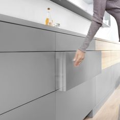 Une simple pression sur la face suffit pour ouvrir les tiroirs avec TIP-ON de Blum