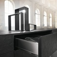 Rangement des tiroirs avec les cadres AMBIA-LINE de Blum
