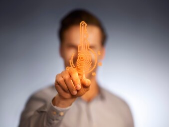 Ein Mann berührt einen digitalen Schlüssel zur Servicewelt von Blum.