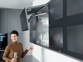 Fermeture pratique et automatique de la porte relevable grâce au bouton radio SERVO-DRIVE Blum