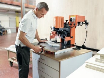 Machine pour percer et poser des ferrures PRO-CENTER de Blum