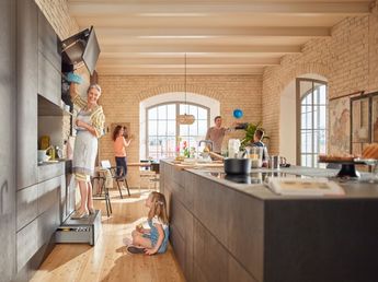 Accéder facilement aux meubles hauts avec le marchepied SPACE STEP de Blum