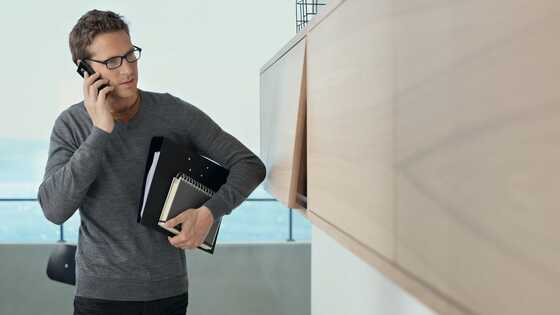 Ouverture d'une pression sur la face avec TIP-ON pour porte relevable AVENTOS