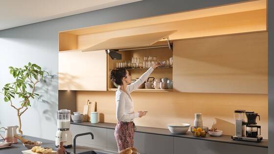 La porte relevable AVENTOS HS de Blum permet un bon accès dans le meuble haut