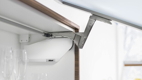 Face avec cadre en alu porte relevable AVENTOS HK-S Blum