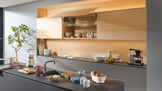 Porte relevable avec face en bois AVENTOS HS Blum