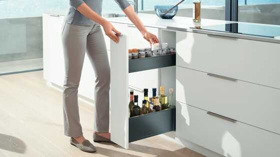 Функціональне рішення для вузьких шафок (карго) на кухні: LEGRABOX (ЛЕГРАБОКС) pure в кольорі оріон сірий, матовий