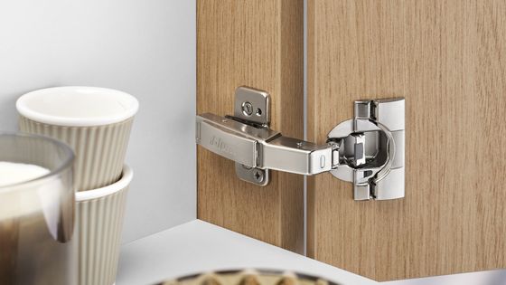 Charnière CLIP top BLUMOTION de Blum pour porte dans le prolongement