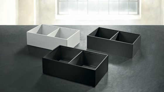 Cadres AMBIA-LINE de Blum en version acier : Noir terra mat, Gris orion mat et Blanc soie mat