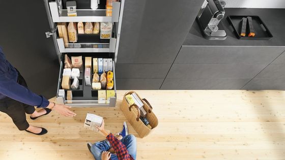 Cadres AMBIA-LINE dans armoire à provisions SPACE TOWER