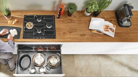Rangement des casseroles et couvercles avec le séparateur transversal AMBIA-LINE de Blum