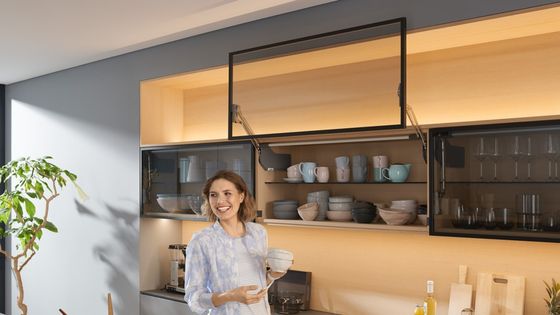 Face avec cadre alu porte relevable AVENTOS HL Blum
