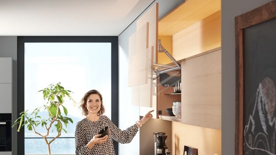Ouverture facile des portes relevables AVENTOS HL avec SERVO-DRIVE de Blum