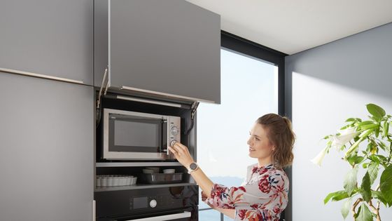 Porte relevable AVENTOS HL de Blum pour niche micro-ondes