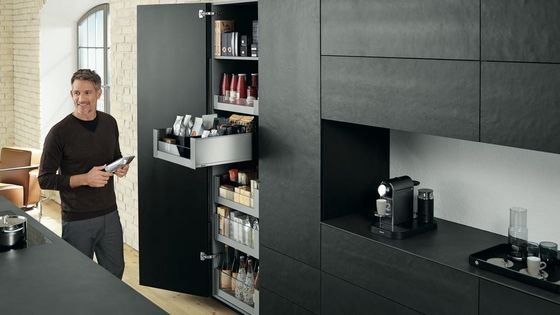 Ящики LEGRABOX в шкафу для запасов SPACE TOWER от Blum