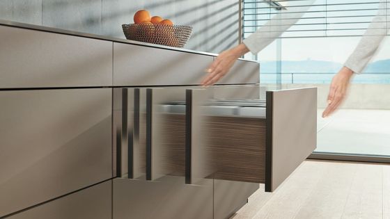 Système d'ouverture mécanique TIP-ON BLUMOTION pour tiroirs en bois de Blum