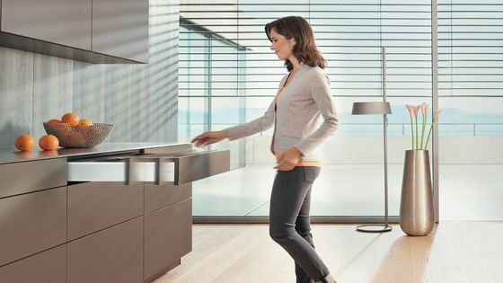 Ouverture facile du tiroir TANDEMBOX avec TIP-ON BLUMOTION de Blum