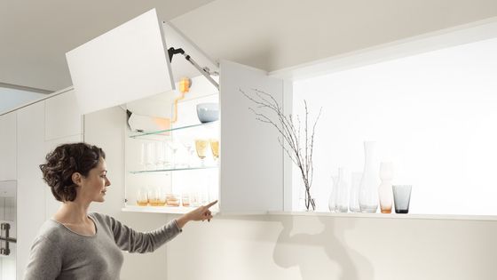 Klappen durch Antippen öffnen und per Knopfdruck schließen