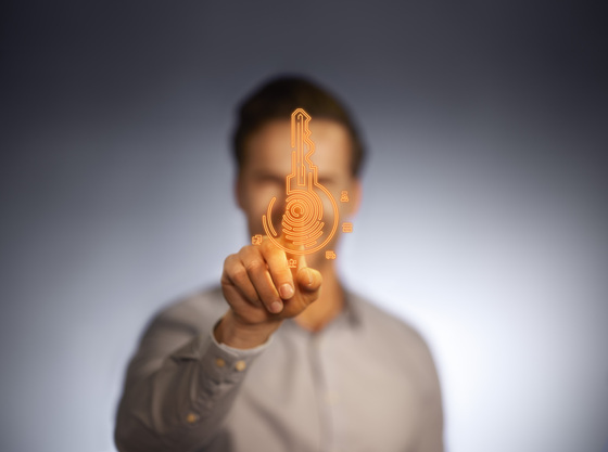 Muškarac dodiruje digitalni ključ za svijet usluga tvrtke Blum.