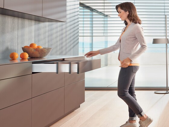 TIP-ON BLUMOTION обеспечивает новый уровень комфорта использования мебели