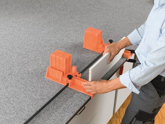 Le réglage en largeur de la cadreuse BOXFIX E-L de Blum s'effectue avec le dos du tiroir