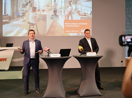 Pressekonferenz zum Wirtschaftsjahresabschluss von Blum