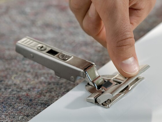 Installation de la charnière CLIP top BLUMOTION de Blum avec le système INSERTA