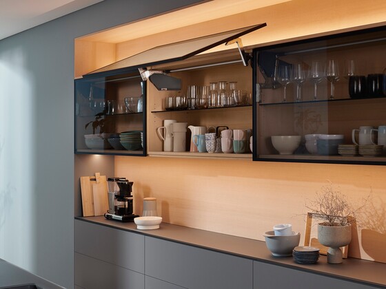 Face cadre alu porte relevable AVENTOS HS Blum