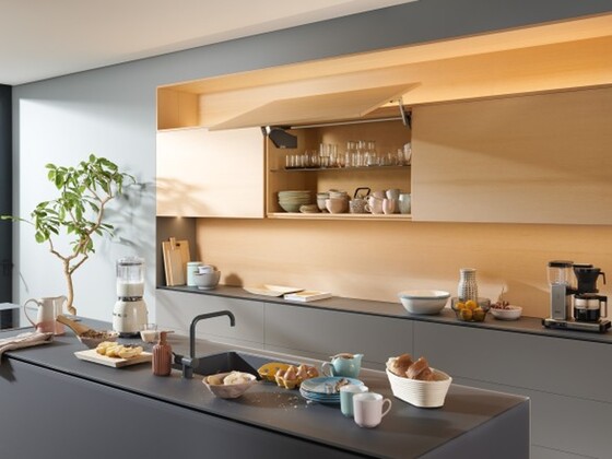 Porte relevable avec face en bois AVENTOS HS Blum