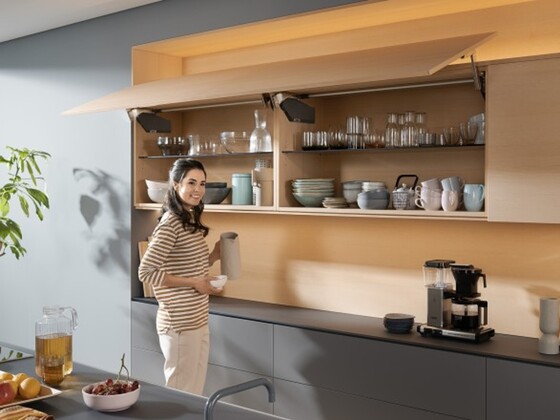 AVENTOS HS de Blum convient aux meubles hauts de 350 à 800 mm de hauteur et jusqu'à 1800 mm de largeur